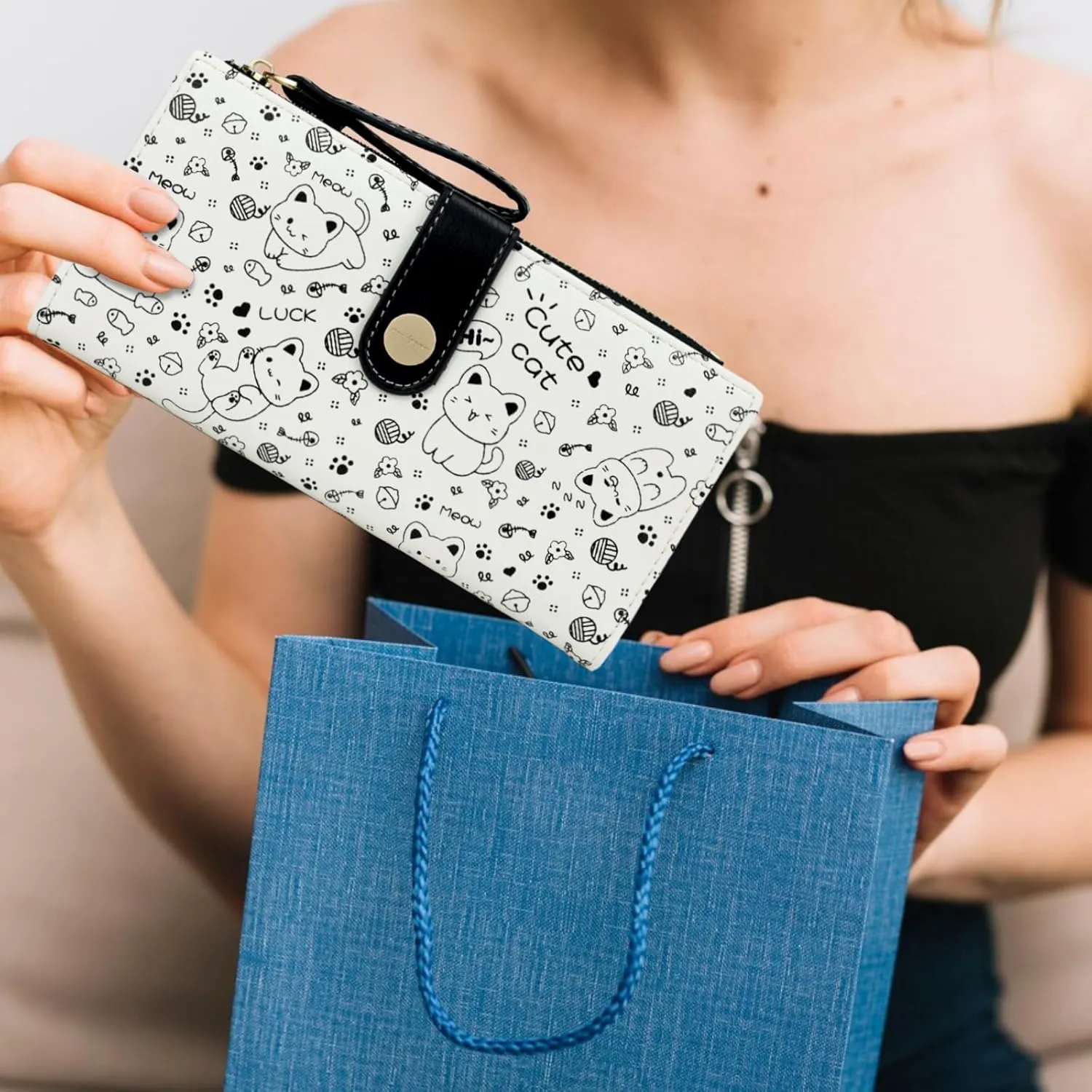 Black Cat Pattern Wallet for Women and Ladies Long Leather Coin Purse with Cute Kawaii Design Minimalist Credit Card Holder and ID Window Travel Cash Wallet for Ladies