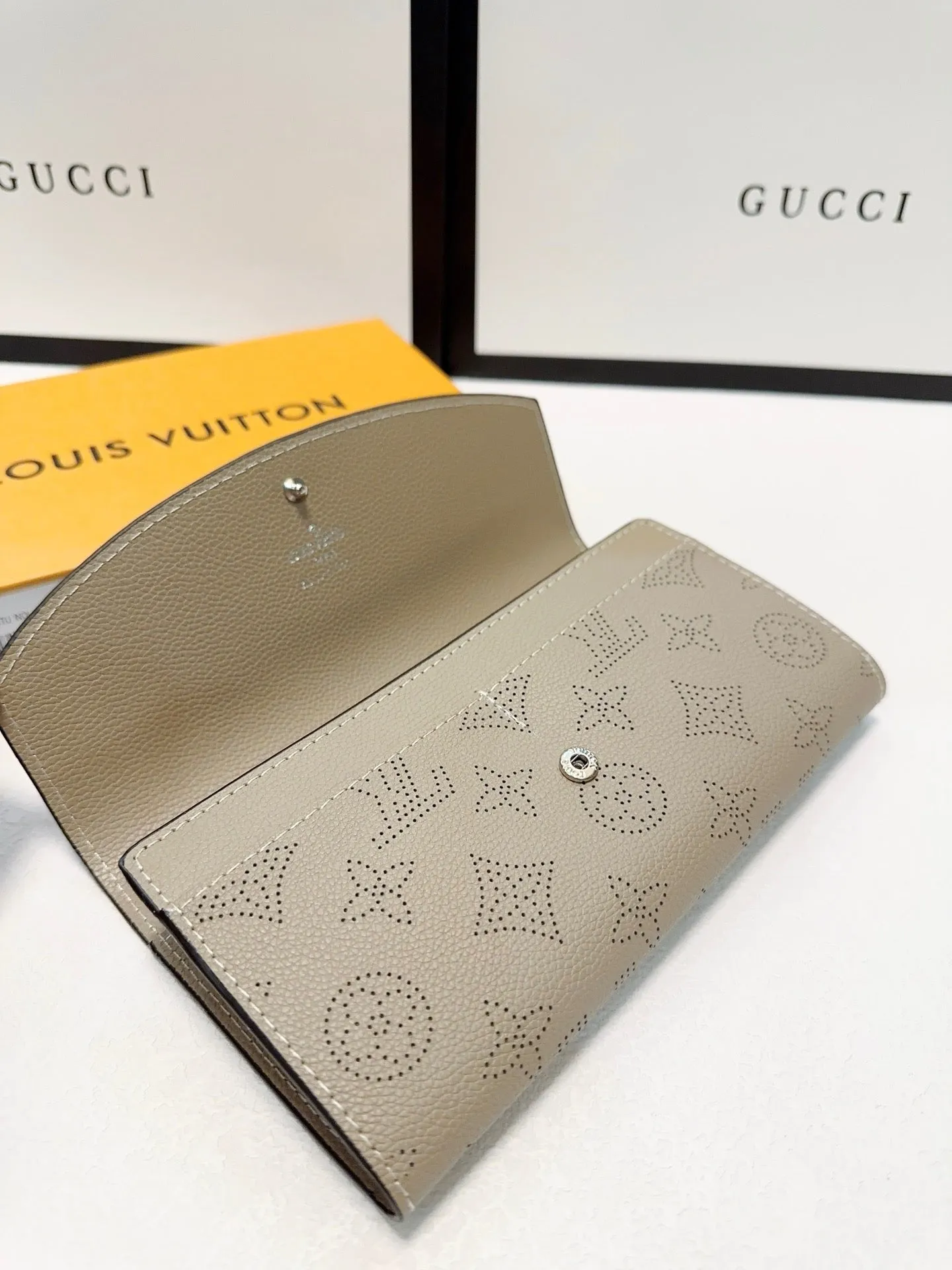 LB949 Emilie Wallet / 7.5 x 3.9 x 0.8 inches