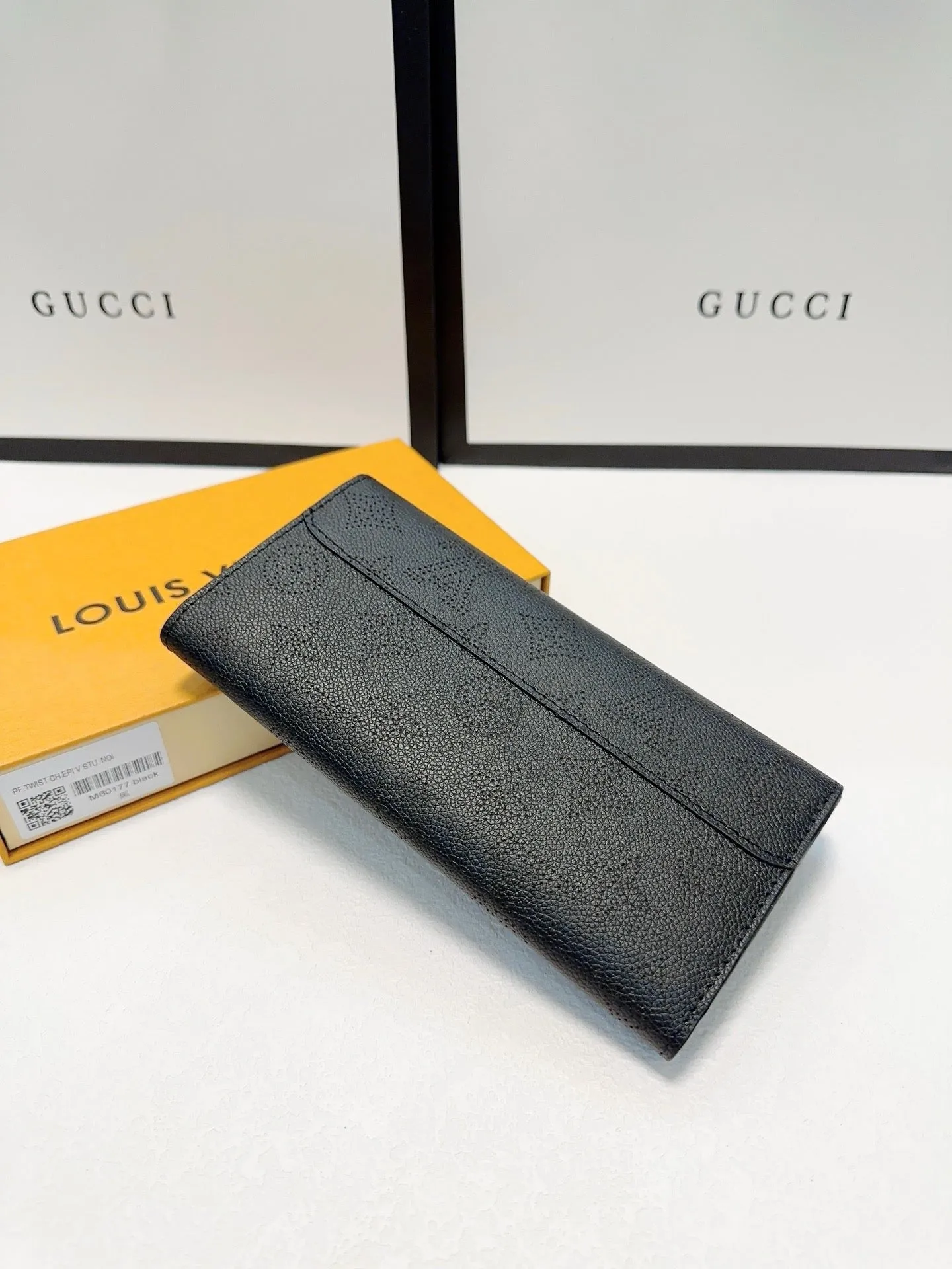 LB949 Emilie Wallet / 7.5 x 3.9 x 0.8 inches