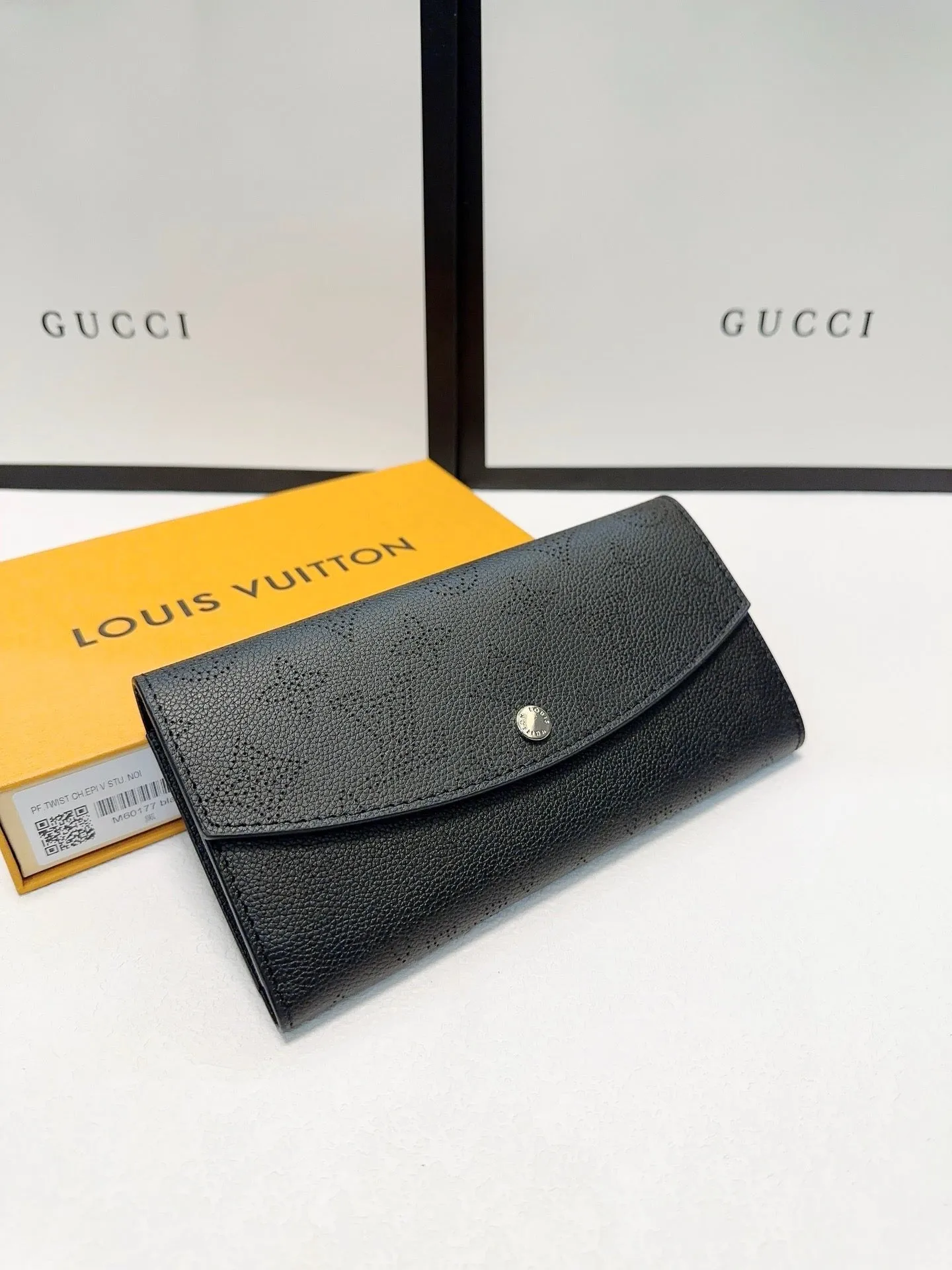 LB949 Emilie Wallet / 7.5 x 3.9 x 0.8 inches