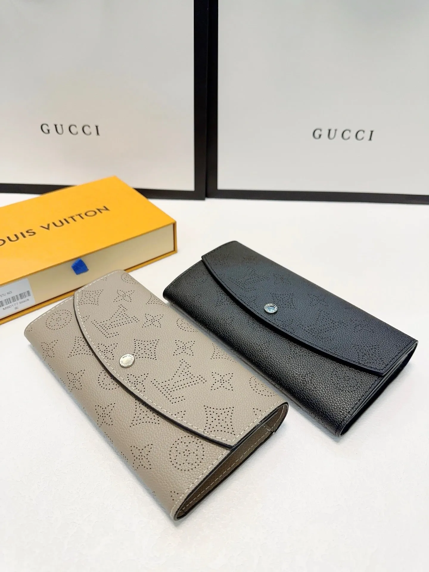 LB949 Emilie Wallet / 7.5 x 3.9 x 0.8 inches