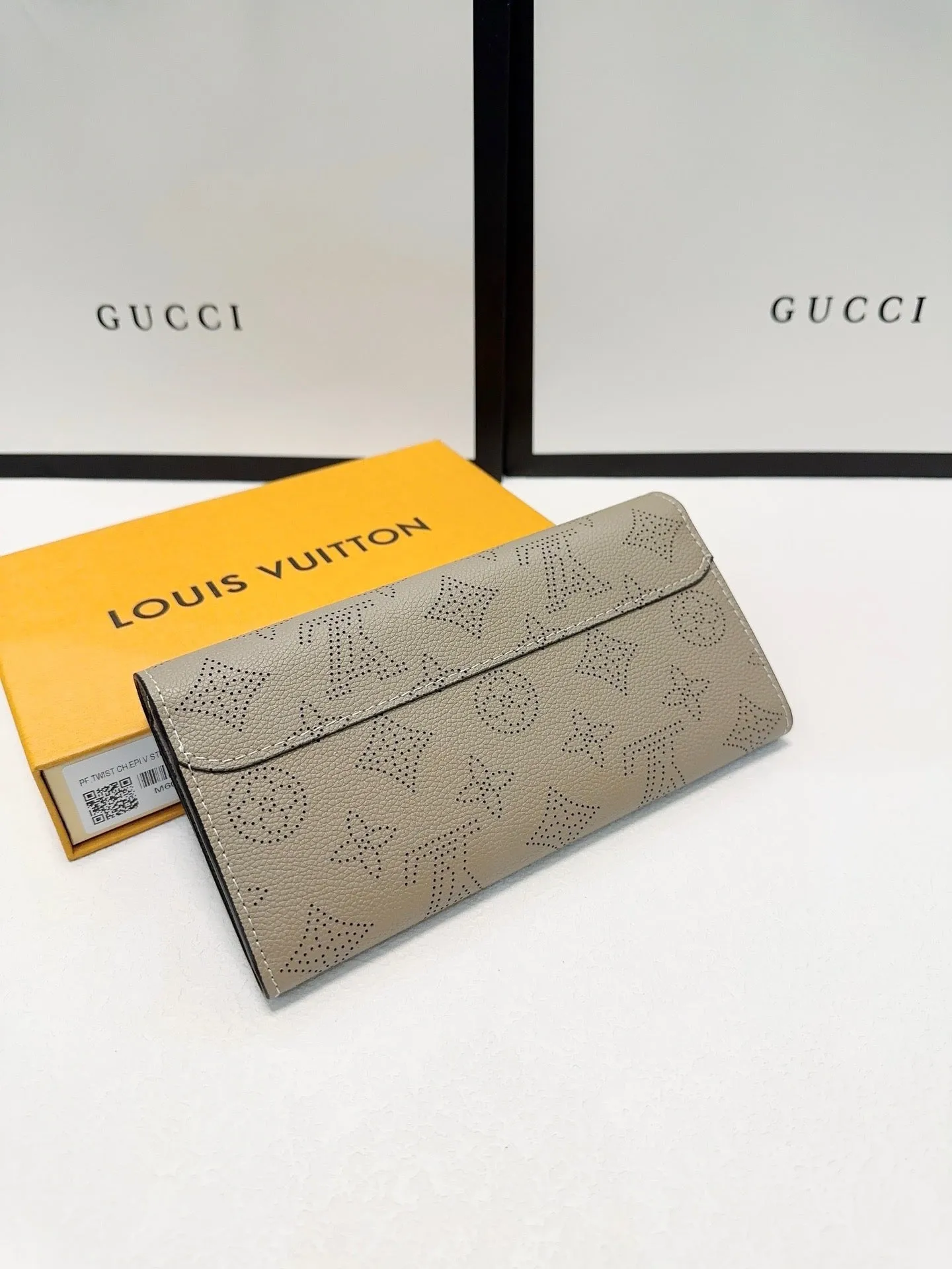 LB949 Emilie Wallet / 7.5 x 3.9 x 0.8 inches